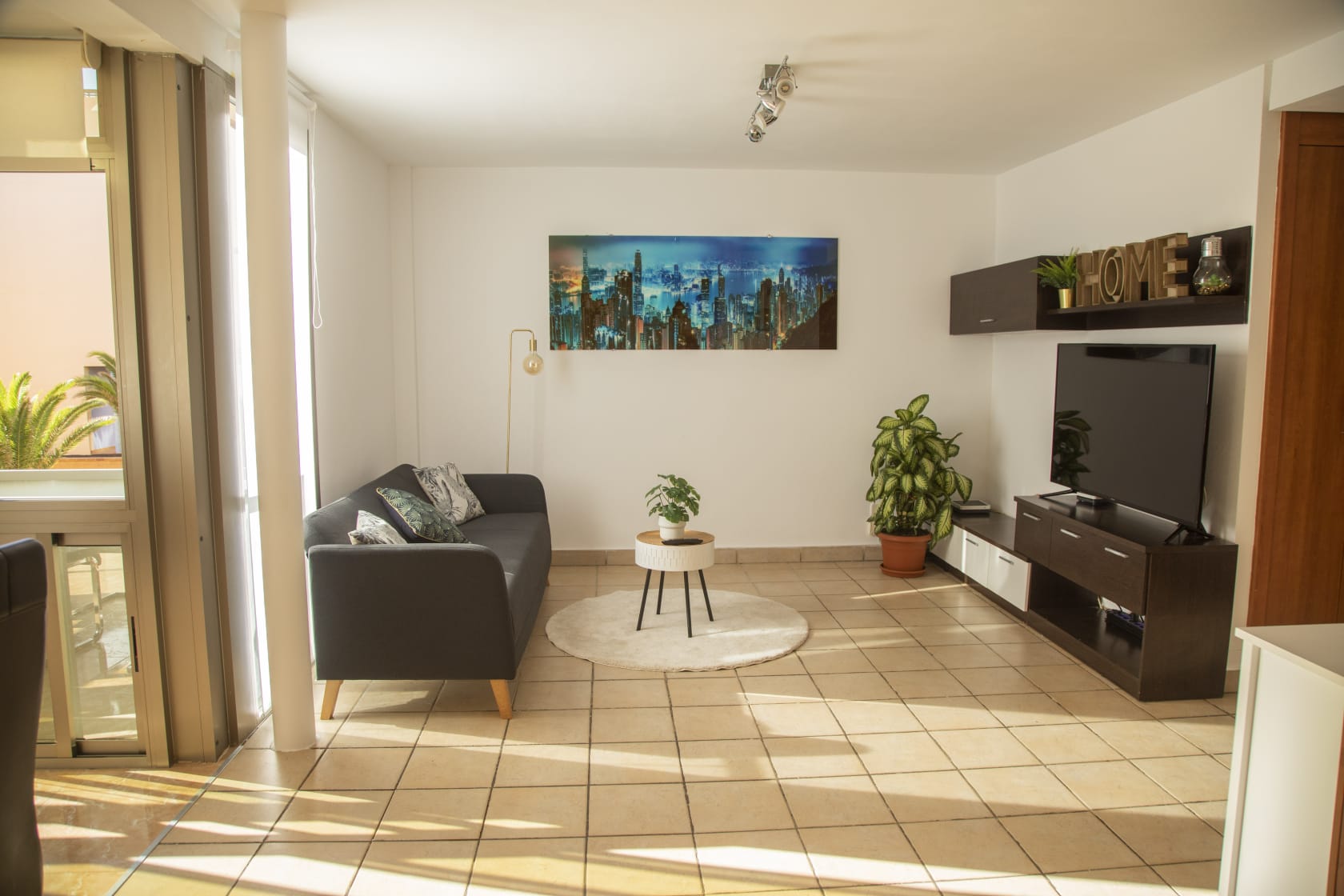 Helles modernes Wohnzimmer