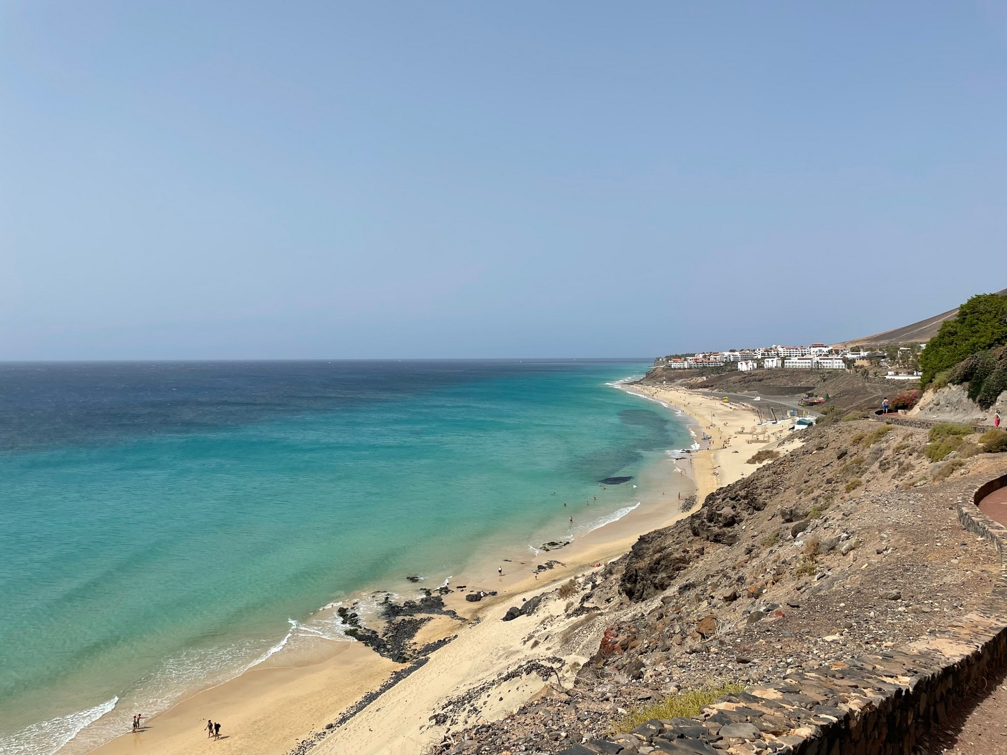 Türkisfarbenes Meer und Felsküste auf Fuerteventura